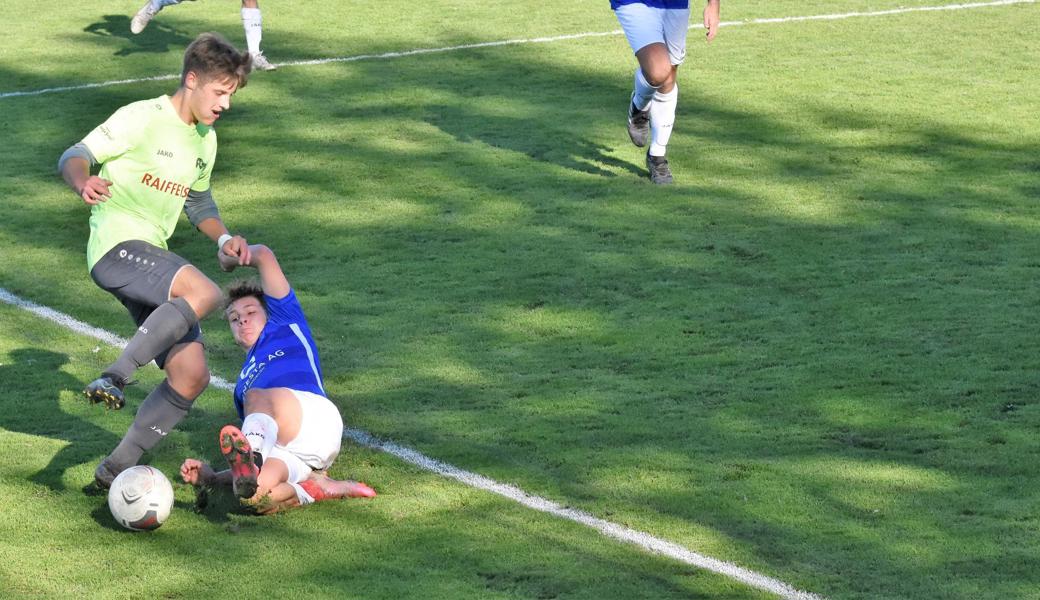 Nando Eugster (links) schoss das frühe Siegtor für den FC Rüthi gegen Widnau II.