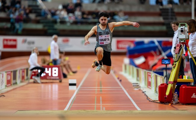 Dreispringer Sandro Graf knackt die 15-Meter-Marke und gewinnt in St.Gallen seine erste Elite-Medaille