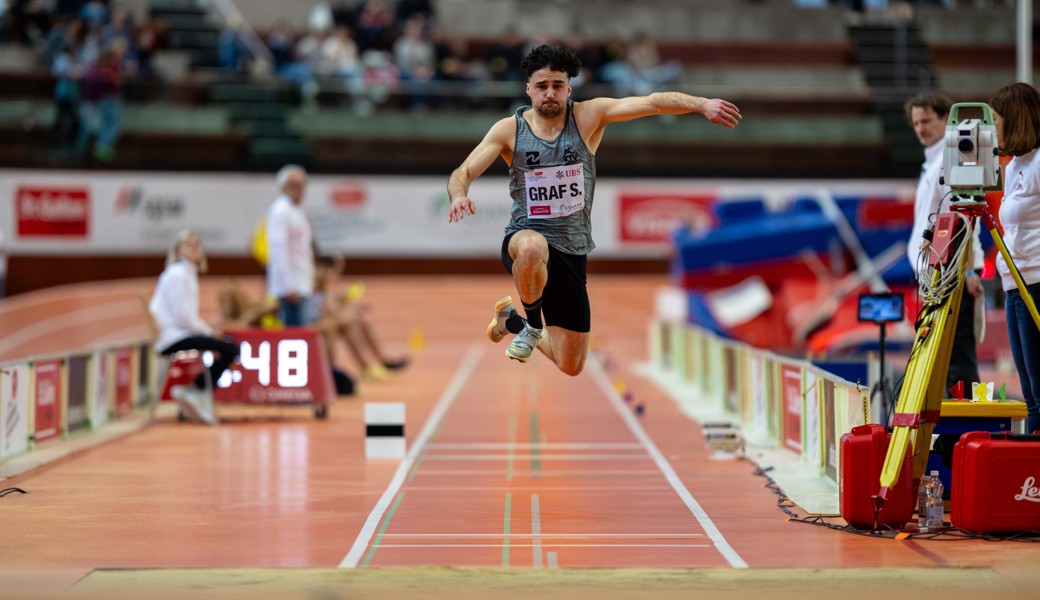 Dreispringer Sandro Graf knackt die 15-Meter-Marke und gewinnt in St.Gallen seine erste Elite-Medaille