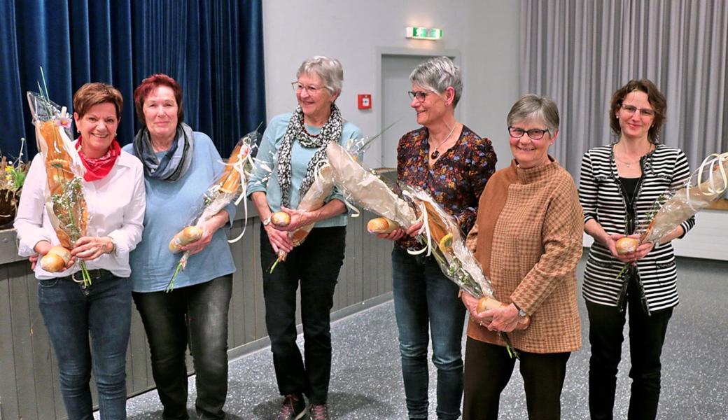 Blumen und ein Präsent erhielten an der Hauptversammlung (von links): Andrea Buschor, Astrid Hagger, Elisabeth Lüchinger, Myrtha Seitz, Helene Appel und Karin Buschor.  