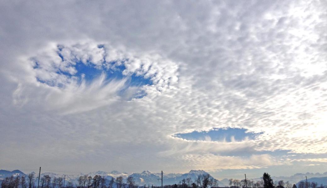 Eine himmlische Erscheinung: Runde Löcher bildeten sich in der Wolkendecke. Mittendrin zeigte sich eine herabhängende, zerfranste Wolke.