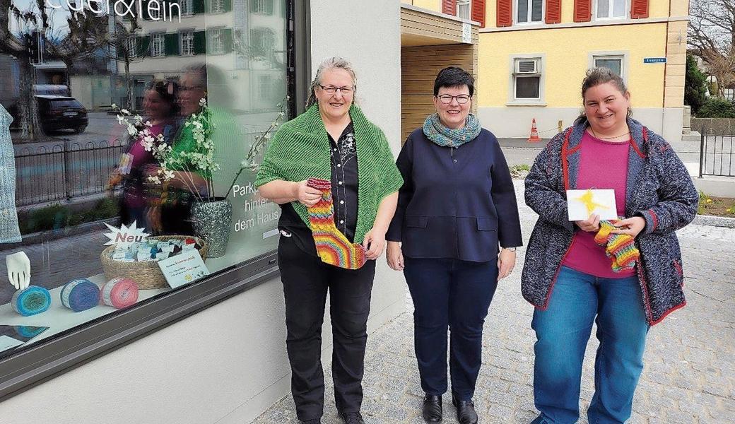 Sonja Fritsche, Siegerin (von links), Monika Eggenberger, Inhaberin Maschenwerk.ch, und Nicole Wüst, dritter Platz. 