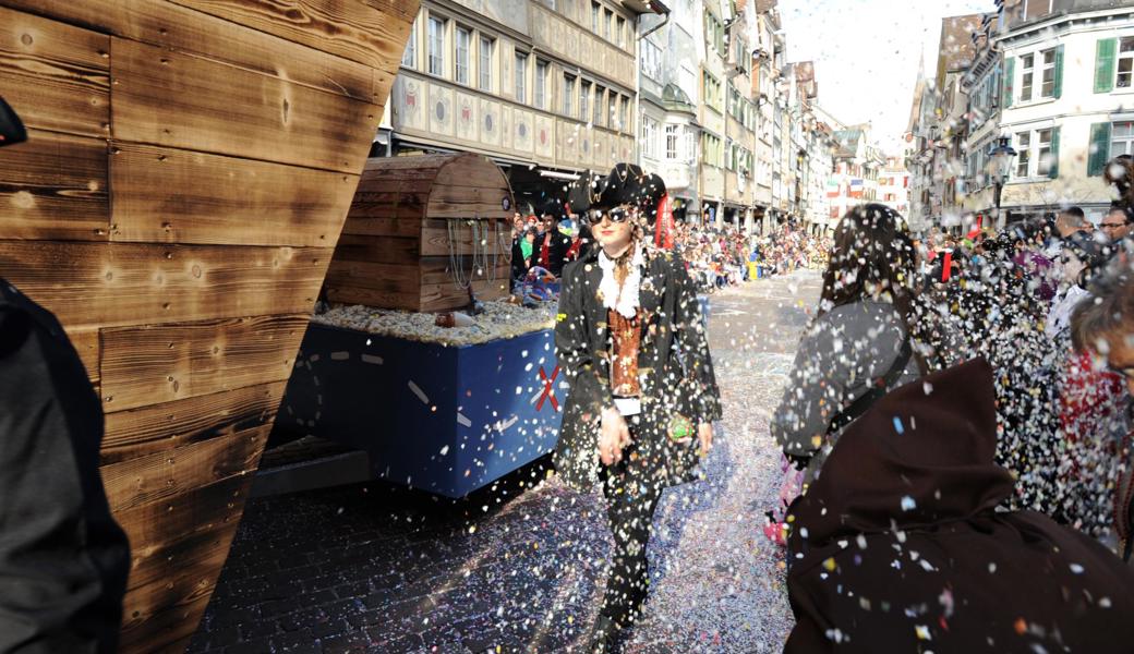 Die Partywölfe Rheintal fuhren diese Fasnacht mit einem Piratenschiff an den Umzügen auf, hier in Altstätten.