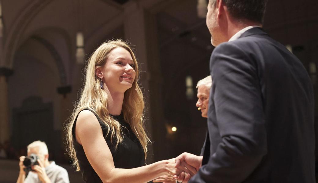 Lia durfte an der Diplomfeier der FHS St.Gallen einen Förderpreis entgegennehmen. 