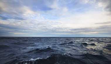 Beim Blick auf das Meer berühren sich Himmel und Erde