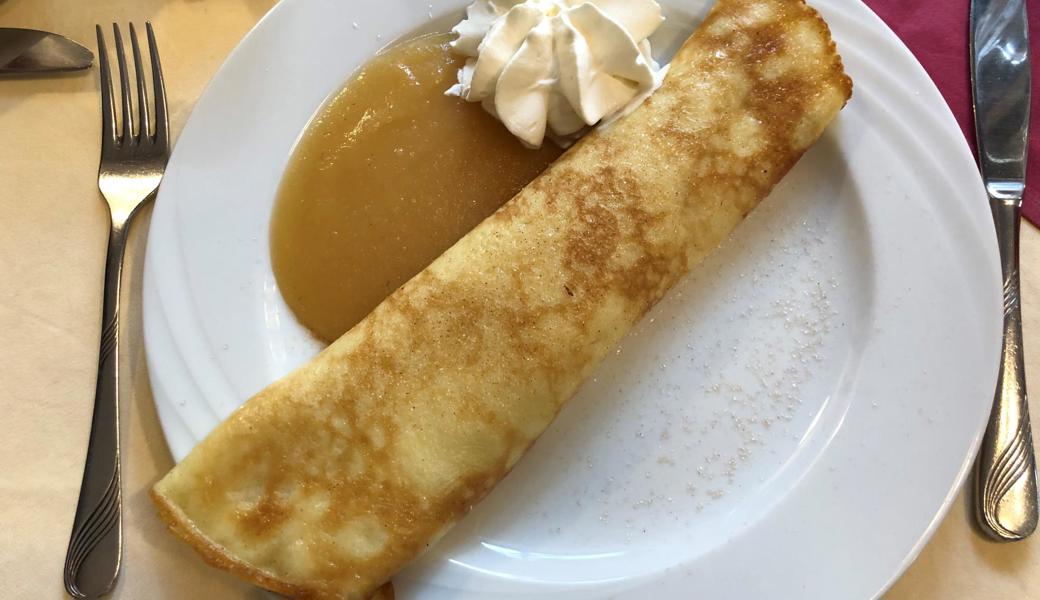 Ein spezielles Spreewälder Dessert ist die Hefeplinse (l.), die mit Apfelmus und Sahne serviert wird.