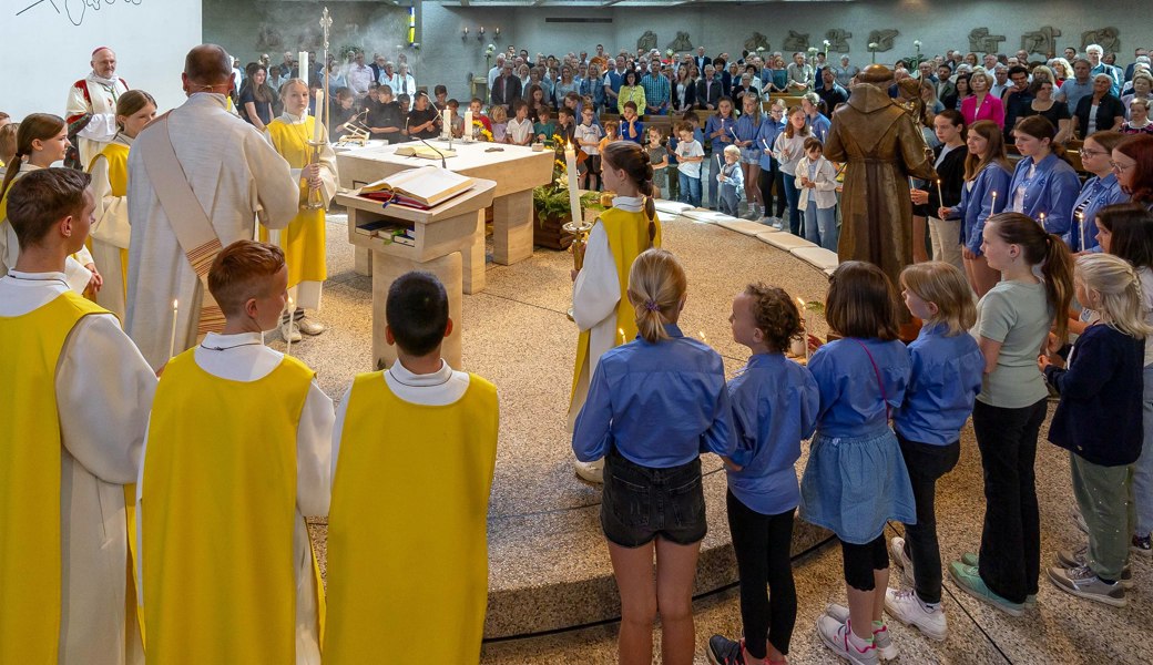 Kinder und Jugendliche um den Altar beim Festgottesdienst in Diepoldsau