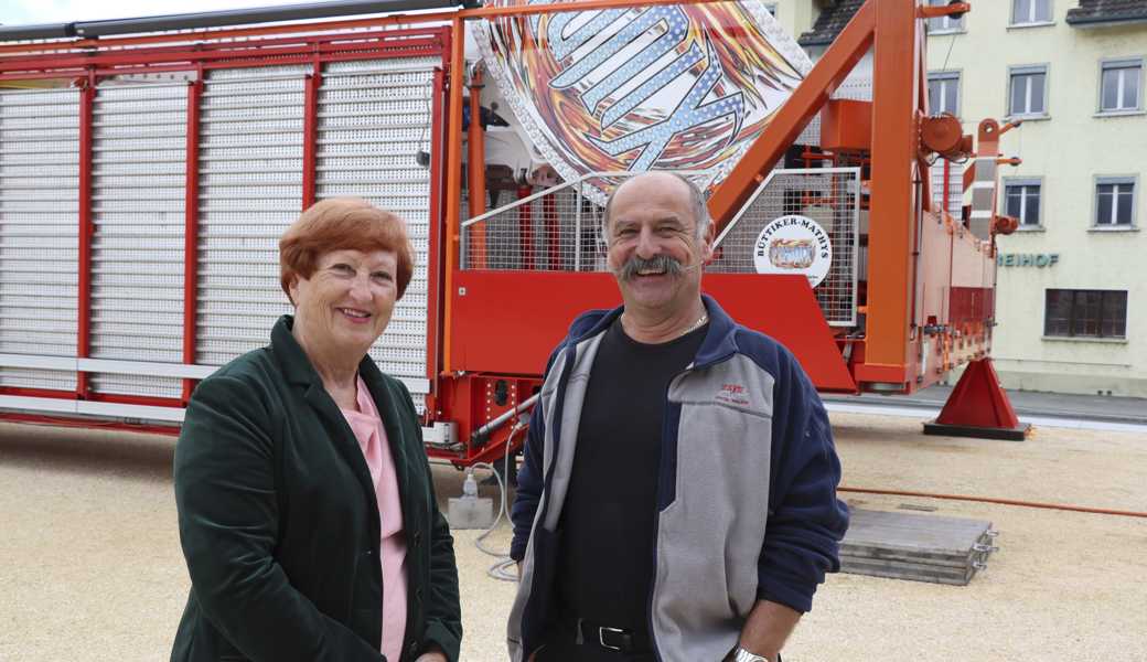 Brigitte Maier (links) organisiert jeweils mit ihrem Ehemann Romy die Schausteller an der Diepoldsauer Kilbi. Dieses Jahr konnte sie Reto Büttiker (rechts) aus Schaffhausen mit seiner Drehschaukel «Phönix» für den Dorfplatz gewinnen.  