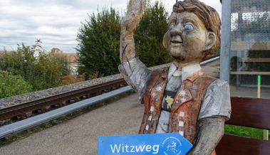 Die Holzfigur Witzli demonstriert «Halt auf Verlangen»