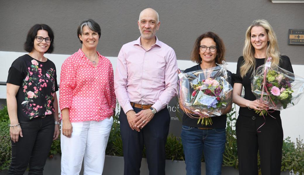 Gesamtleiterin Judith Rupp (links) und Präsidentin Sabina Saggioro verabschieden Christian Rupp und ehren Karen Rütimann (2. v. r.) sowie Anika Hoppe. 