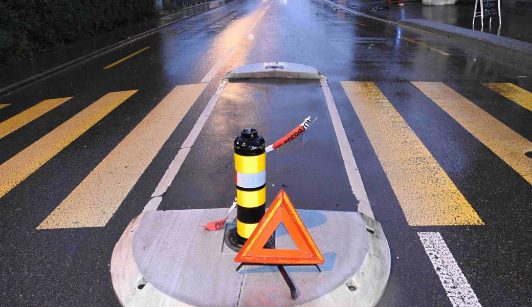 Der Mann hat einen Inselpfosten und eine Verkehrstafel umgefahren.