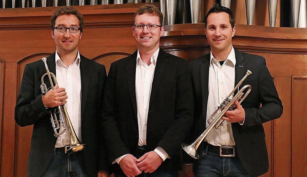 Das Trio Toccata vor der Bernecker Orgel (von links): Daniel Bucher, Patrick Brugger und Florian Keller.