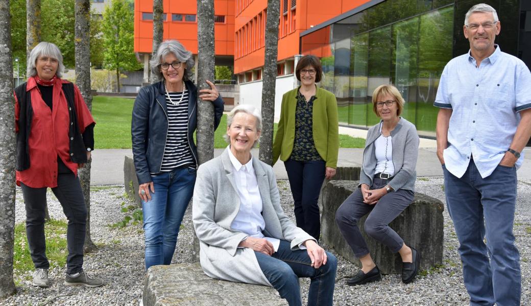 Cornelia Specker, Helena Krüsi, Heidi Moreni, Felicitas Dörig, Edith Rohner und Pio Untersander (v. l.) verabschieden sich im Sommer von der Schule Altstätten. 