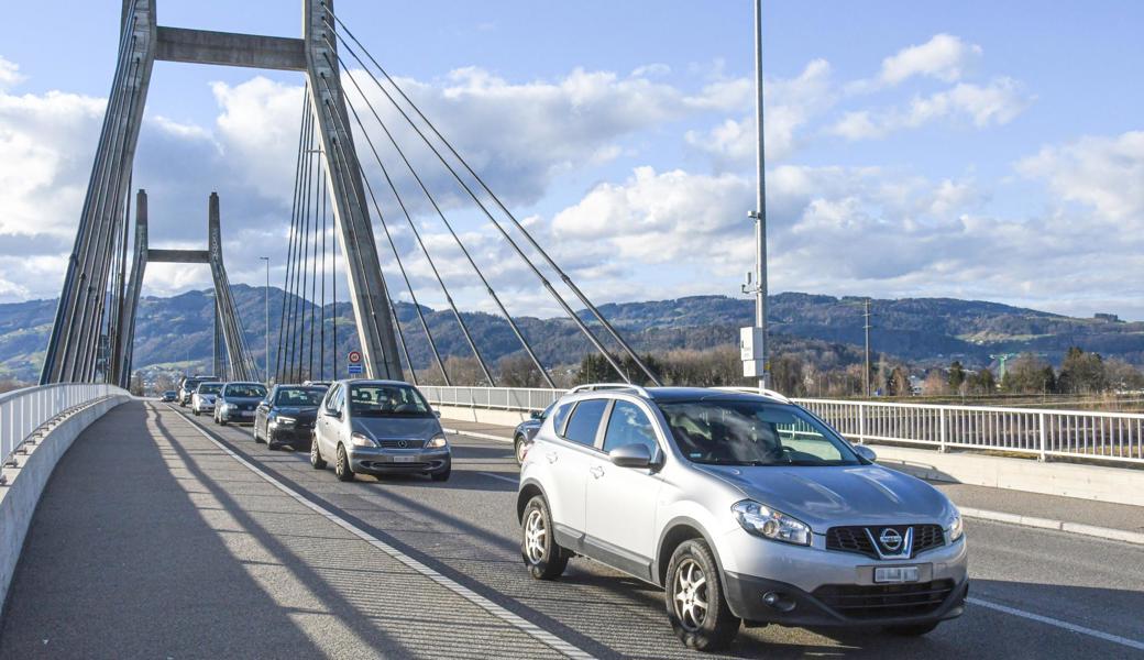 Die Rheinbrücke ist ein Hotspot des Verkehrs im Rheintal.