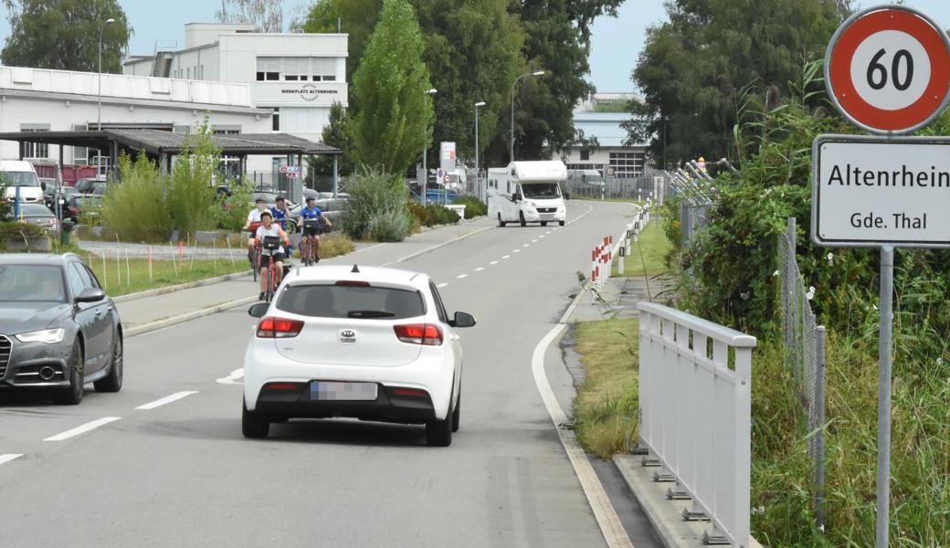 Es ist nachvollziehbar, dass sich einige Velofahrer auf dem Trottoir sicherer fühlen als auf der Dorfstrasse. 