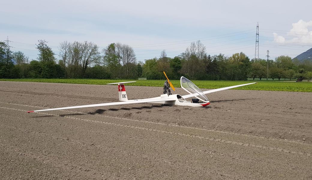 Dieses Flugzeug ist in einem Acker sanft gelandet.