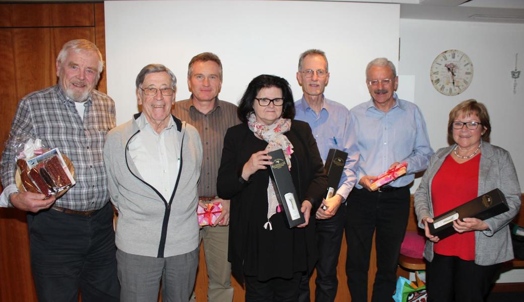 Die Preisgewinner an der HV des Vereins Vesberum (v. l.): Hans-Jürg Weder (weiteste Anreise); Köbi Jüstrich (ältester Anwesender); Christof Zellweger (jüngster Anwesender); das Durchschnittsalter haben Ursula Lutz, Ernst Rohner, August Waser und Ruth Eisenbart.